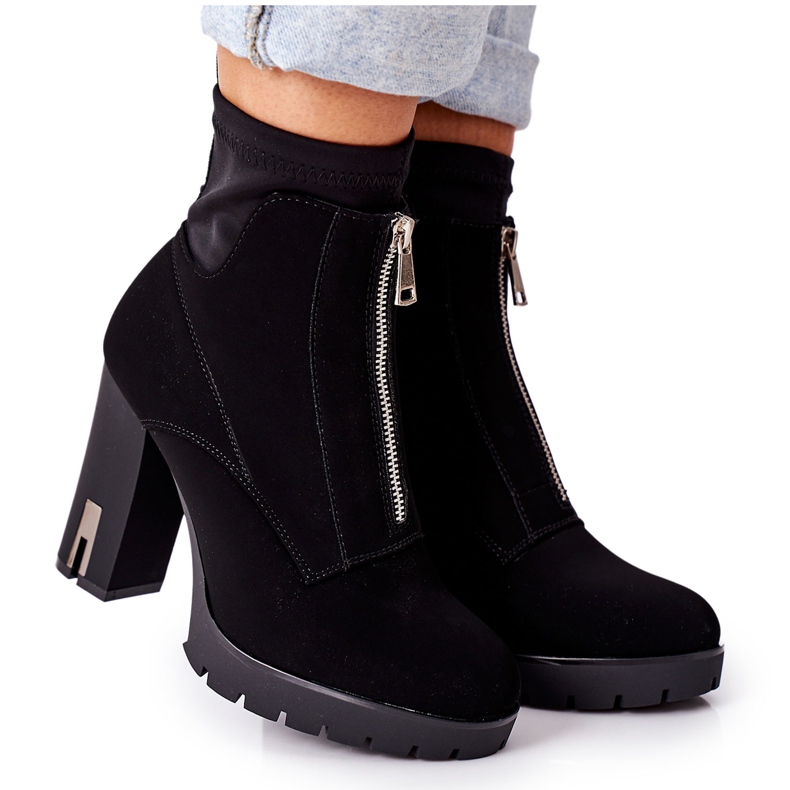 PS1 Cizme negre calde pe o femeie minunată cu toc negru PS1 Cizme negre calde pe o femeie minunată cu toc negru