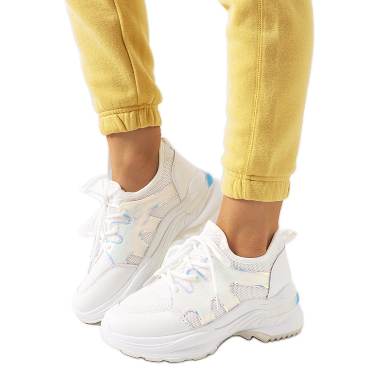 Tenisi albi de la Bates