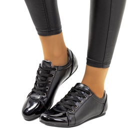 Pantofi negri cu vârf lăcuit de la Parady negru