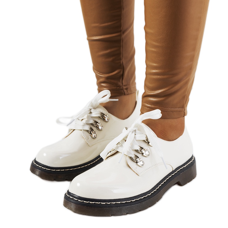 Pantofi lacuiti albi de Kristina