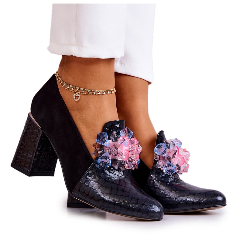 Pompi din piele de șarpe din piele de căprioară pe un stâlp de canapea neagră negru