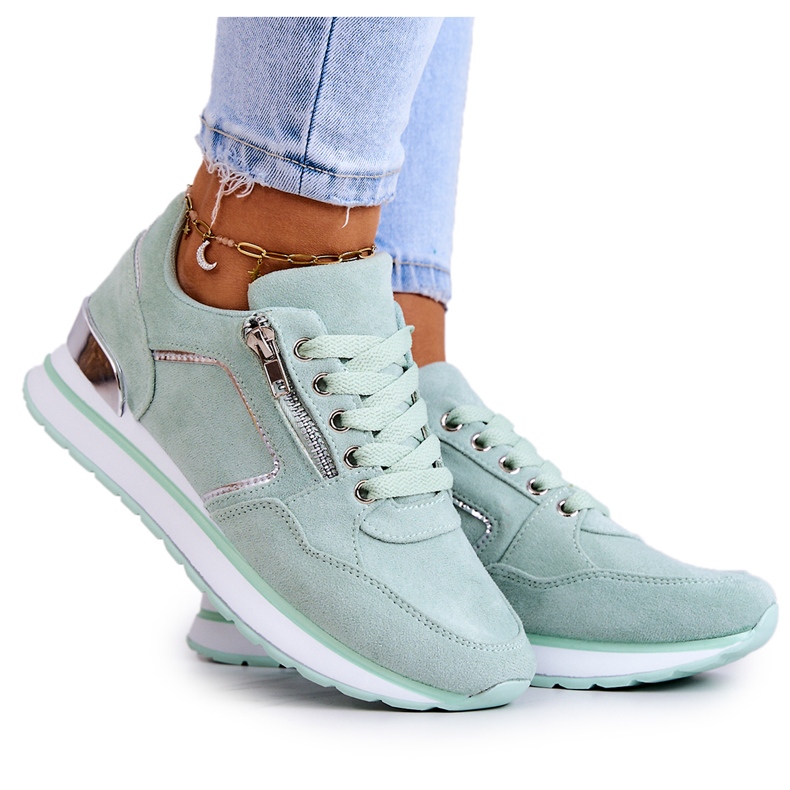 FB2 Pantofi sport din piele intoarsa pe o platforma verde deschis la malul fluviului