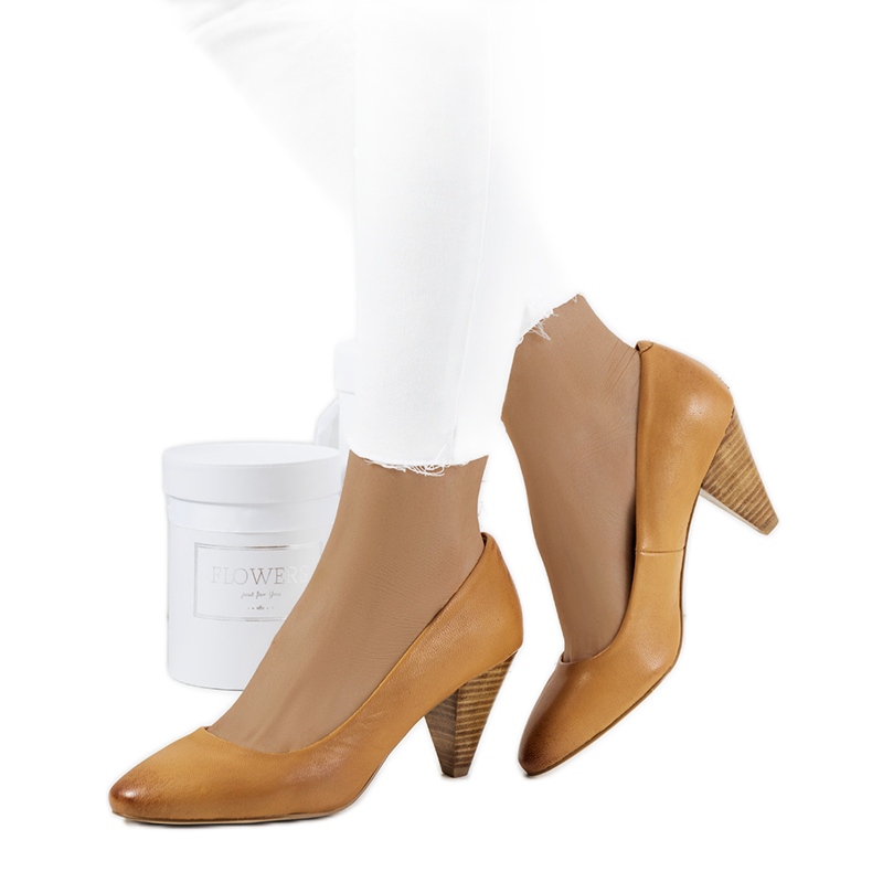 Pompe maro pe postul Celeste bej