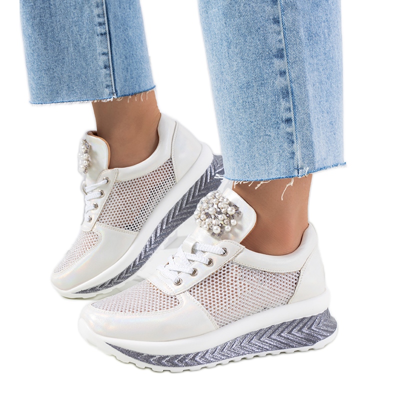 Tenisi albi holografici de la Saggers