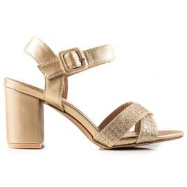 Encor Sandale Aurii Pe O Bară de aur