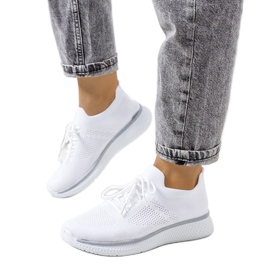 Adidasii sport albi ai lui Michael