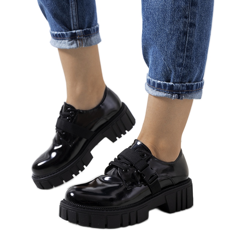 Pantofi negri pe o talpă de tractor de la Vellem negru