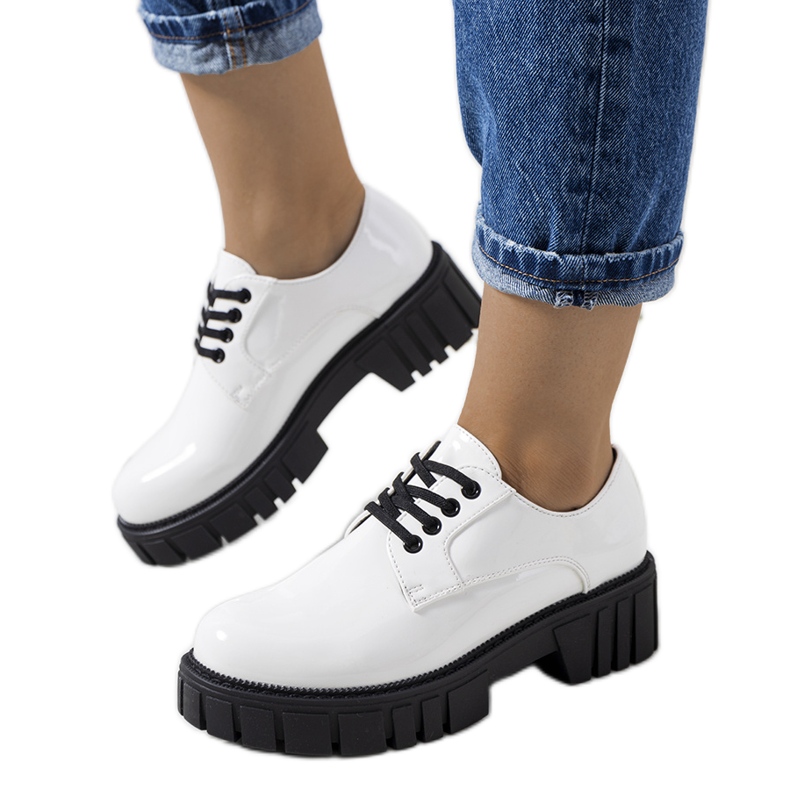 Pantofi albi lacuiti de la Eileen