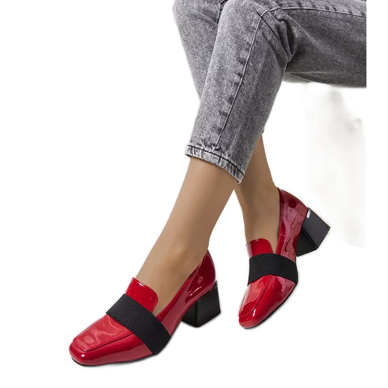 Pantofi roșii lăcuți pe stâlpul lui Tammy roșu