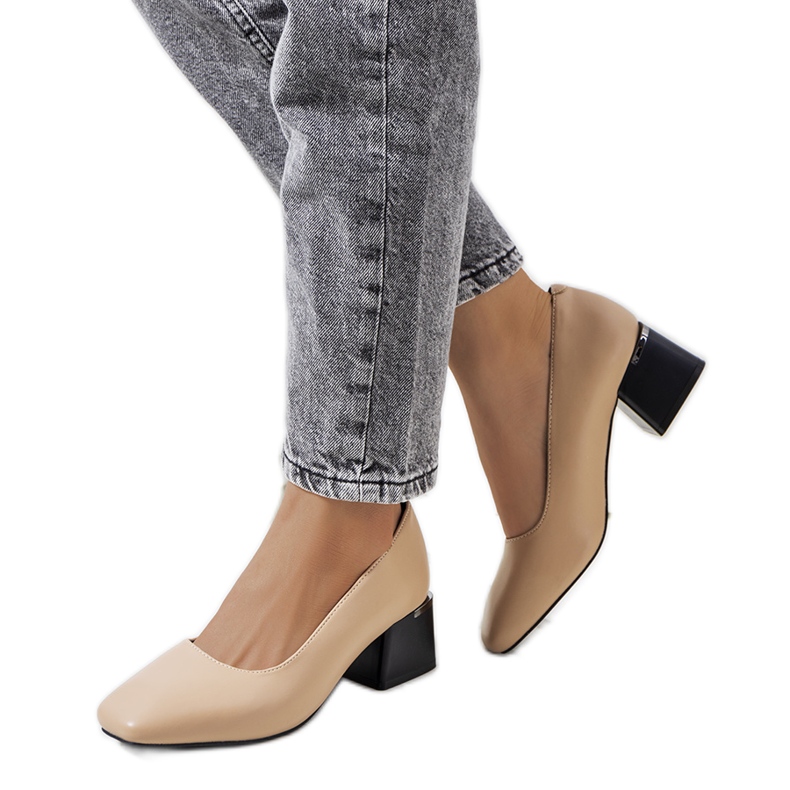 Pompi din piele bej pe postul Vasila