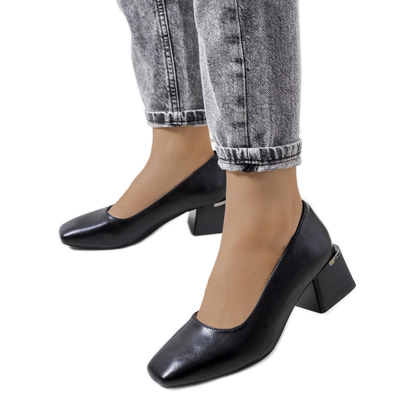 Pompi din piele neagra pe postul Vasila negru