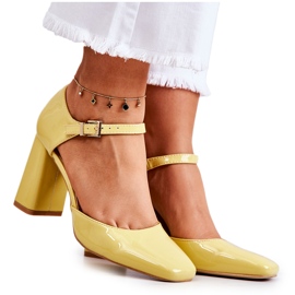 PG1 Pompe lăcuite la modă pe un bar galben maori PG1 Pompe lăcuite la modă pe un bar galben maori