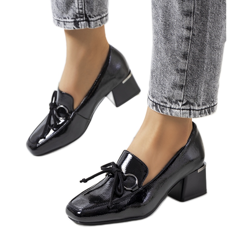 Pantofi cu toc lăcuit negru de la Monisha