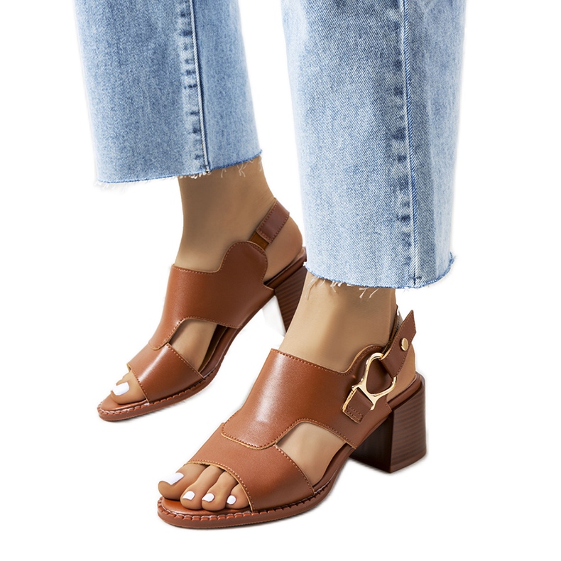 Sandale maro pe stâlpul Lamia