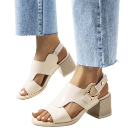 Sandale bej pe stâlpul Lamia