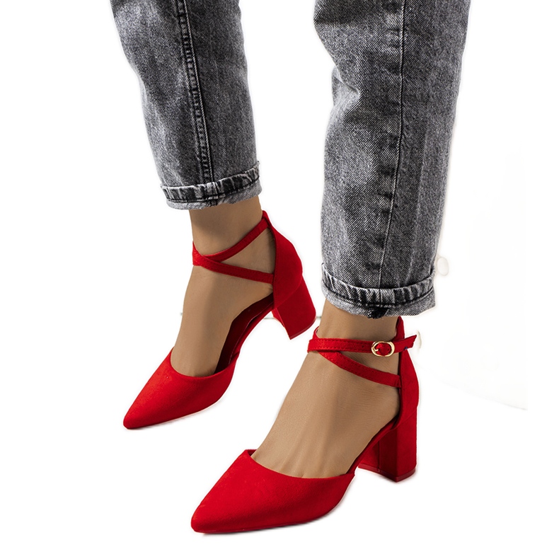 Pompe roșii pe stâlpul jos al Florinei roșu