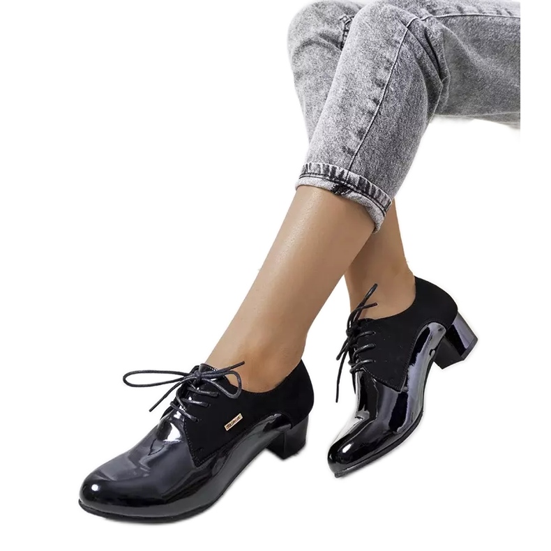 BM Brogues negre pe postarea Floore negru BM Brogues negre pe postarea Floore negru