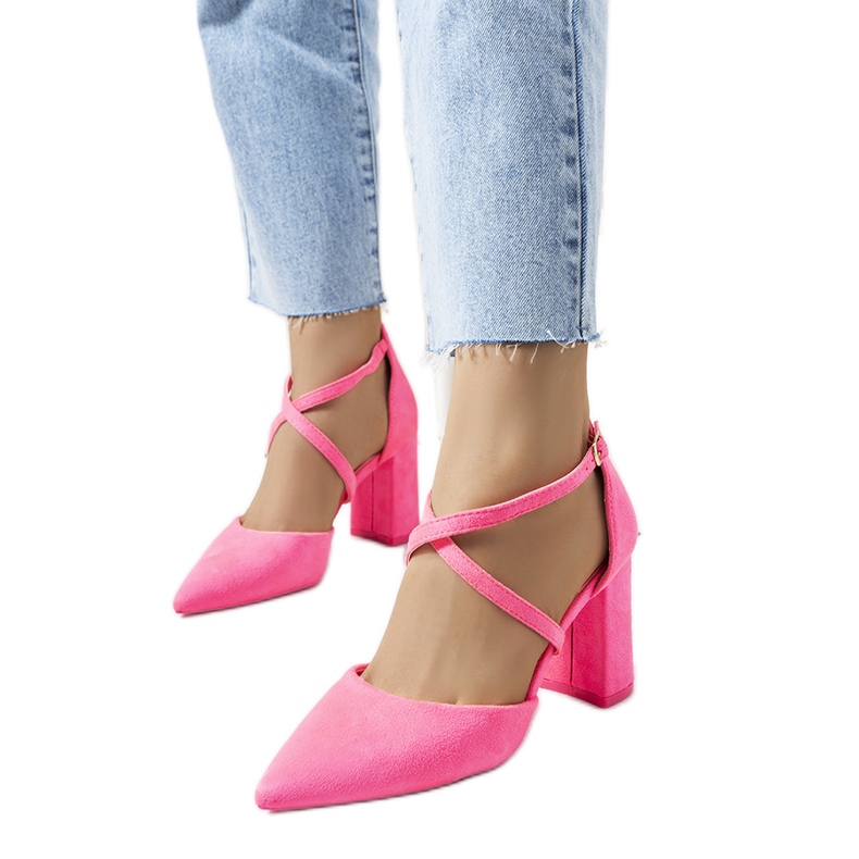 Pompe roz neon pe postul Hassing