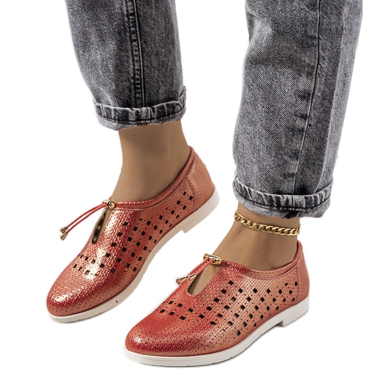 Pantofii roșii ajurati ai Cassiniei maro roșu