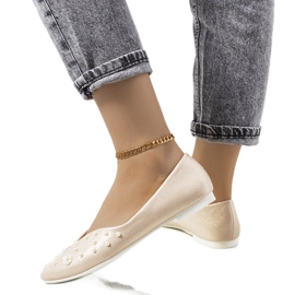 Balerini aurii decupați din mătase de aur