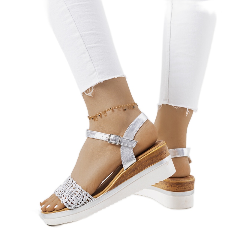 Sandale argintii cu curea Kirk decorativă