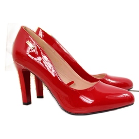 Pompe roșii lăcuite pe stâlpul Sergio Leone roșu