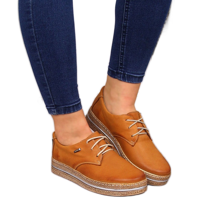 Pantofi de dama din piele pe platforma maro deschis Helios 380 Pantofi de dama din piele pe platforma maro deschis Helios 380