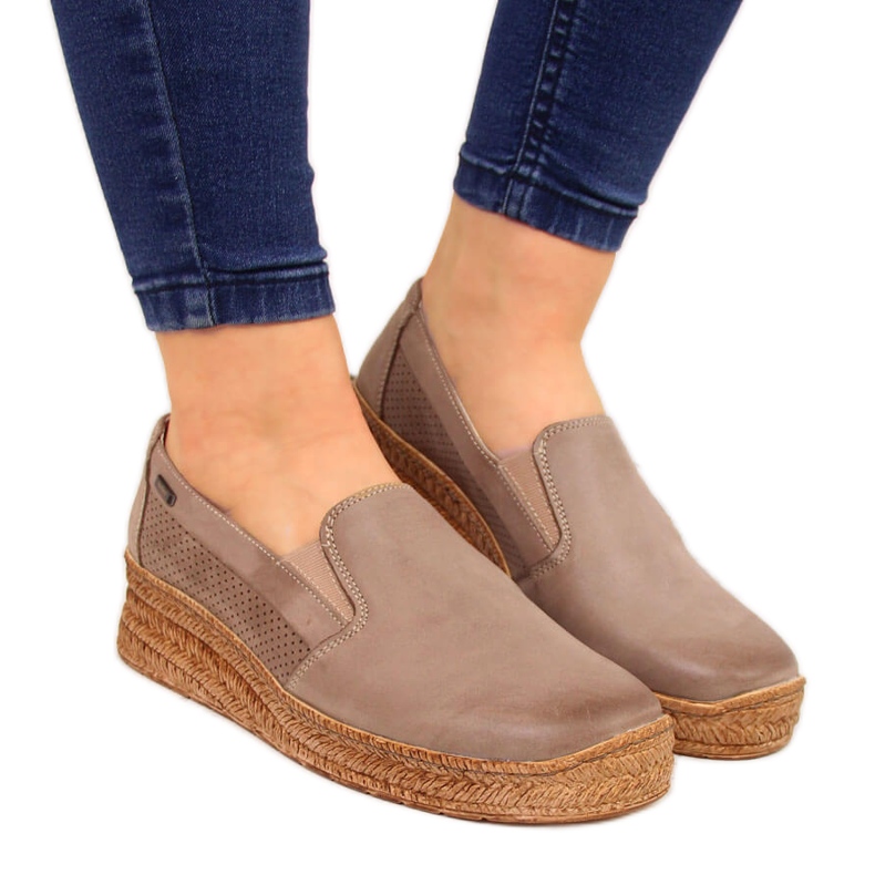 Pantofi de damă din piele cu pană bej Helios 350