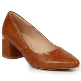 Pompe pe un stâlp decorativ maro de la Jezzi