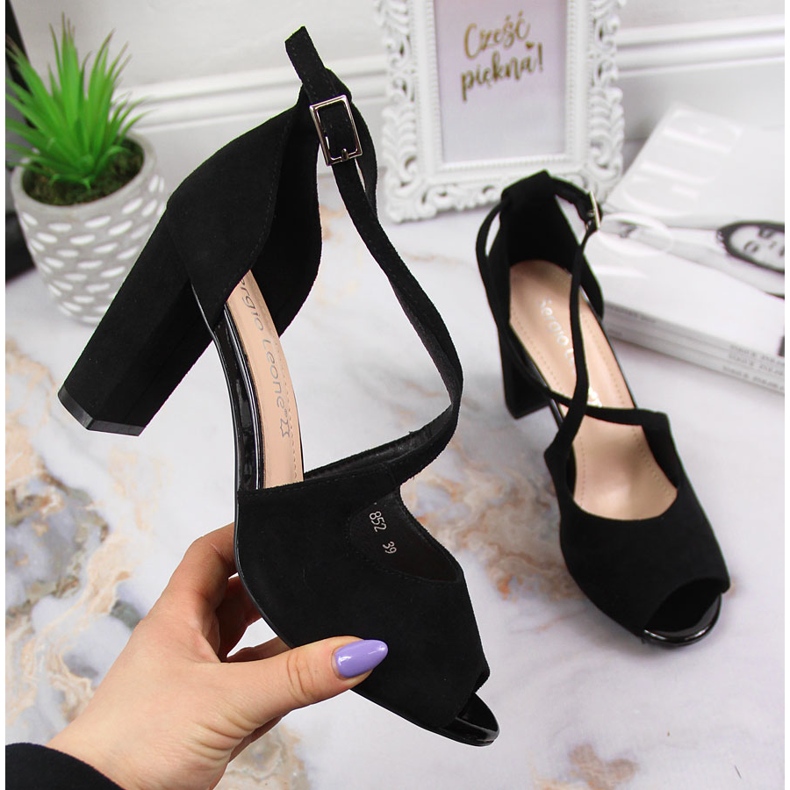 Sandale de damă pe stâlp negru de Sergio Leone