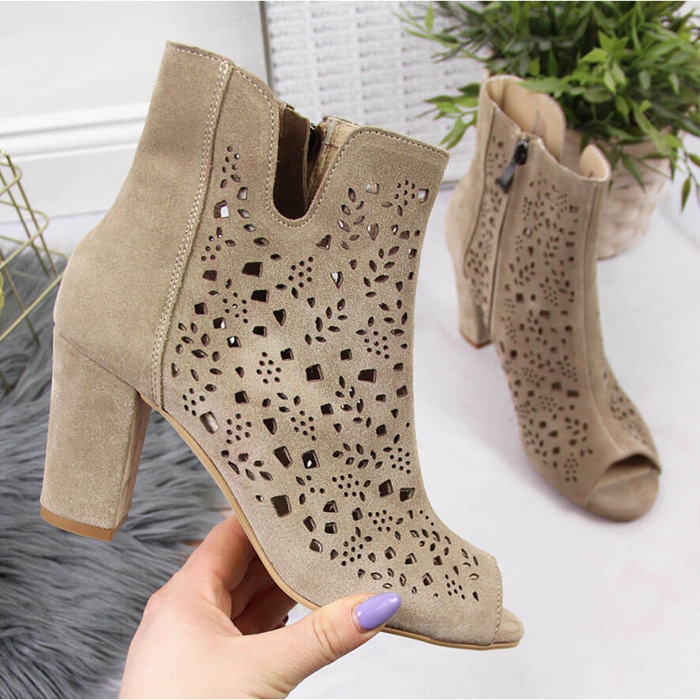 Cizme de damă din piele ajurata pe stâlpul Bej Juma Cizme de damă din piele ajurata pe stâlpul Bej Juma