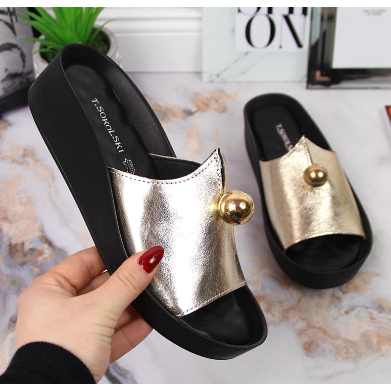 Papuci de damă din piele cu ornament auriu T.Sokolski de aur