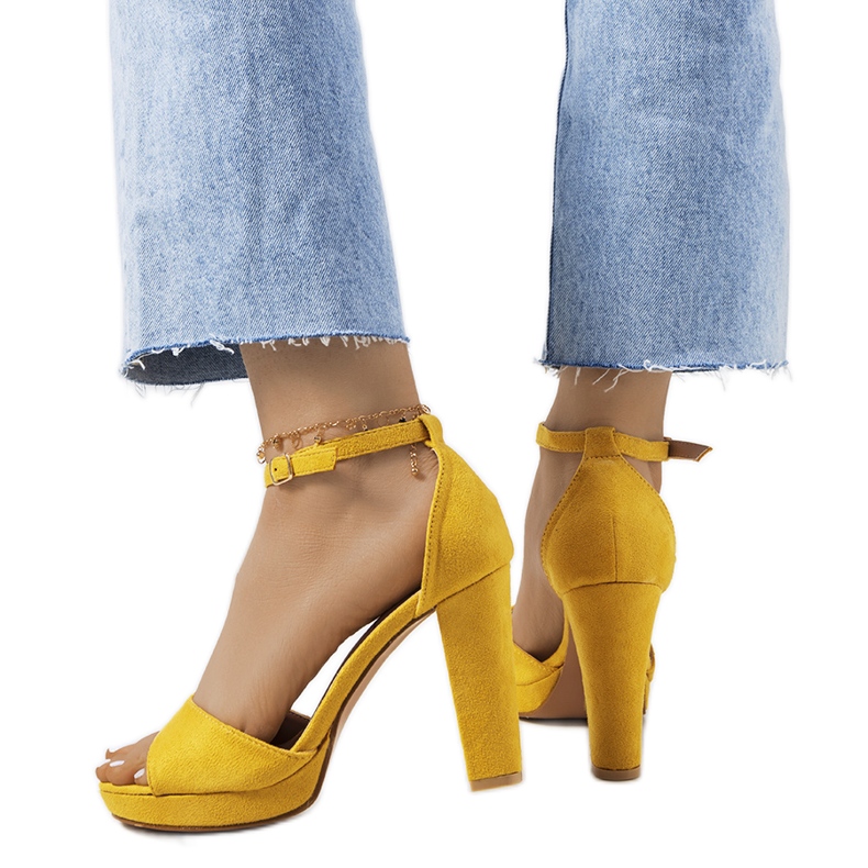 Sandale galbene pe postul Saldana