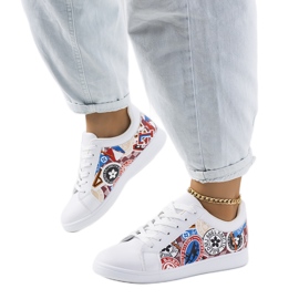 Adidasii albi ai Jokelei Adidasii albi ai Jokelei