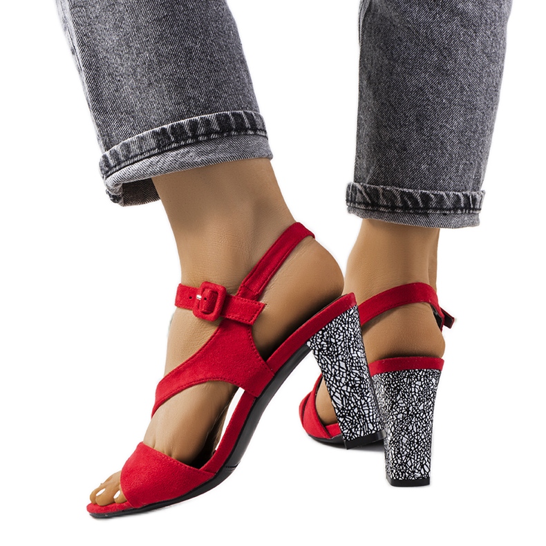 Sandale roșii pe un post Murdock roșu