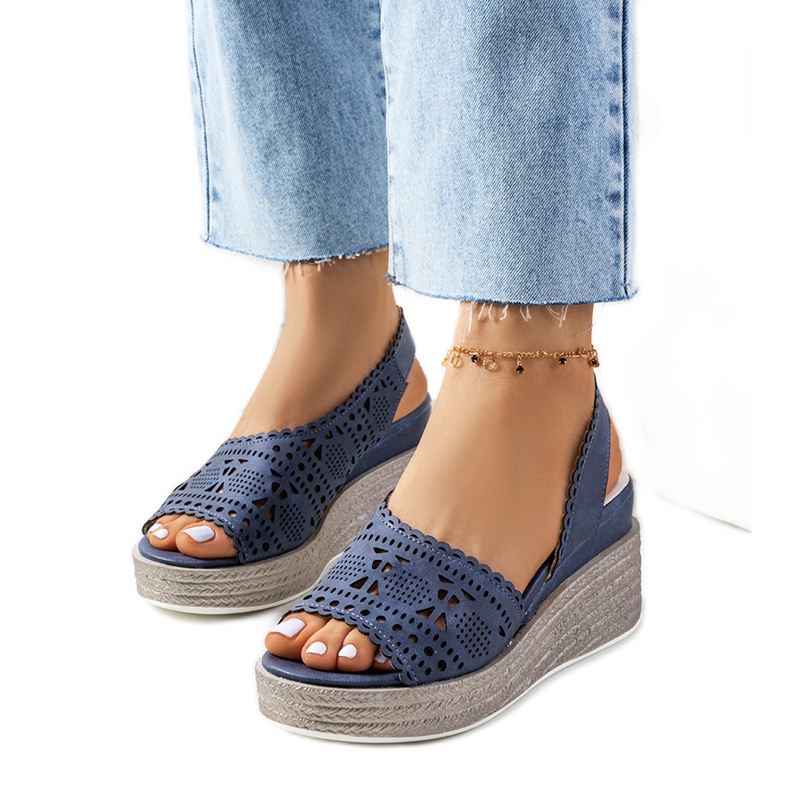 Sandale ajurate bleumarin pe o Biblie cu pană albastru marin