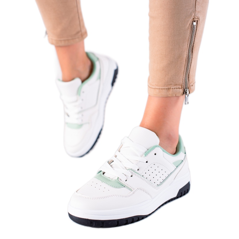 DK Adidași sport pe platformă verde