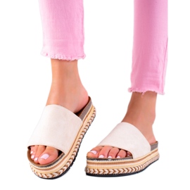 Bestelle Papuci bej pe platformă