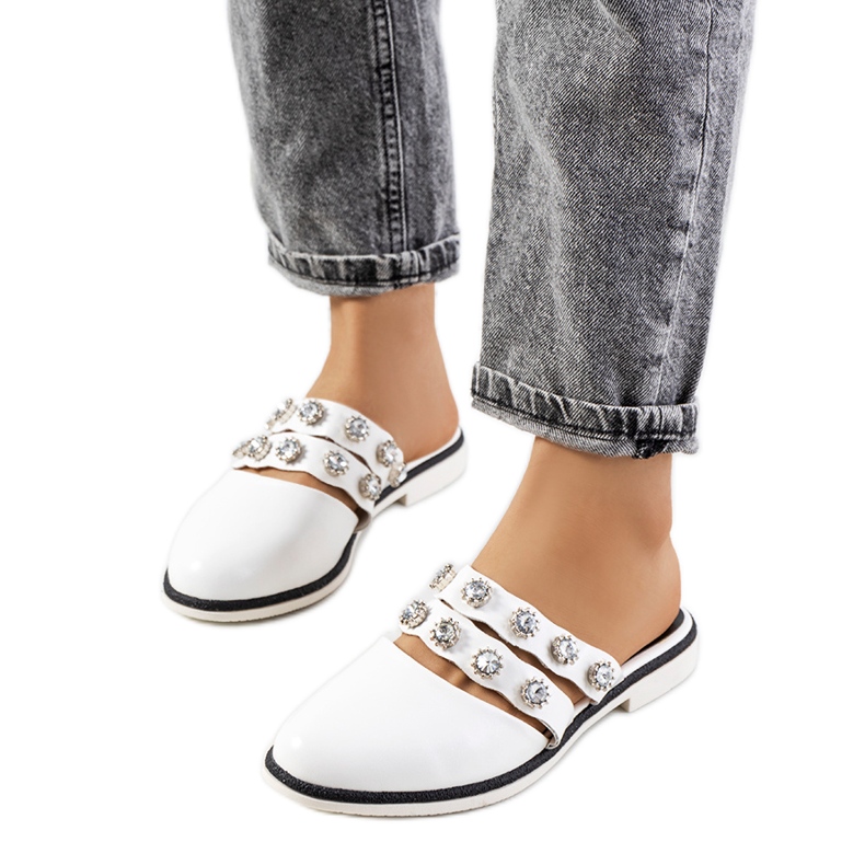 Papuci albi decorati cu crampoane Asselt