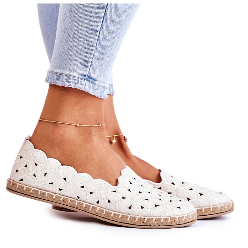 Balerini de damă cu flori albe Balerini de damă cu flori albe