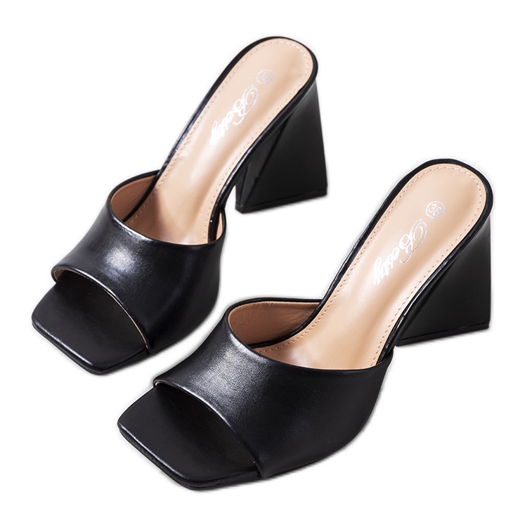 Papuci negri pe postul Istila negru