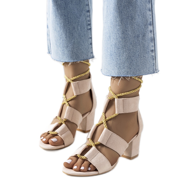 Sandale bej pe postul Saliba