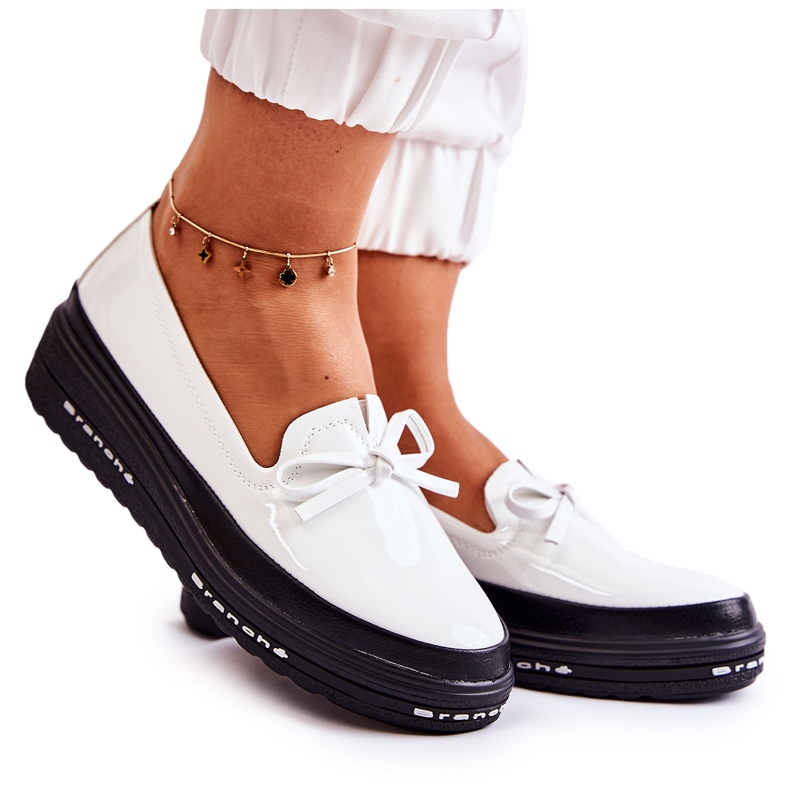 Vinceza Mocasini lăcuți pentru damă, pe pană, cu volane albe