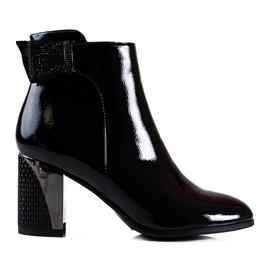 Cizme Shelovet de damă elegante pe un stâlp decorativ negru Cizme Shelovet de damă elegante pe un stâlp decorativ negru