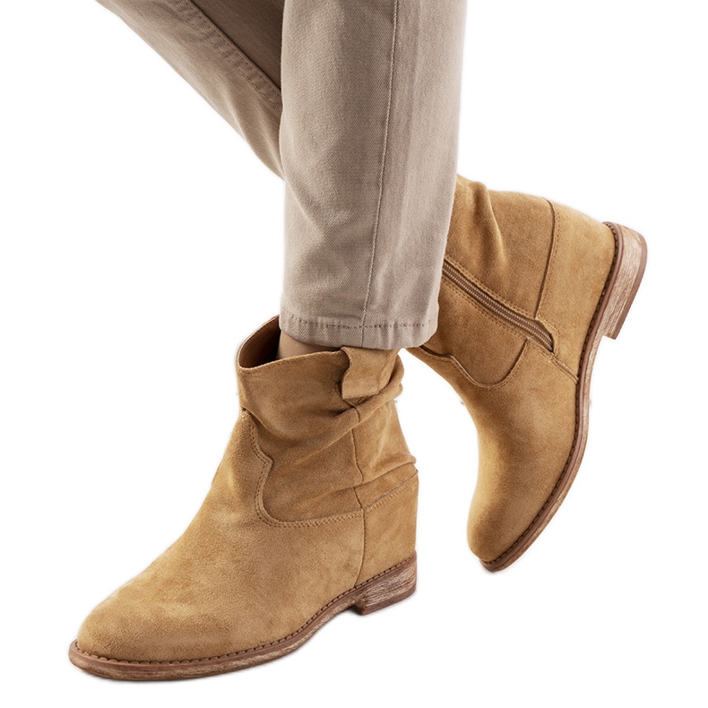 Cizme bej închis pe toc Hunjet de interior Cizme bej închis pe toc Hunjet de interior