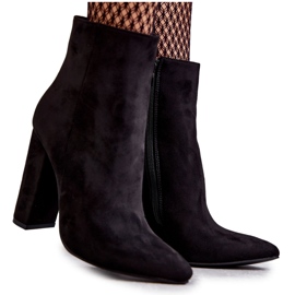Cizme elegante din piele intoarsa neagra Ettany pe un post negru Cizme elegante din piele intoarsa neagra Ettany pe un post negru