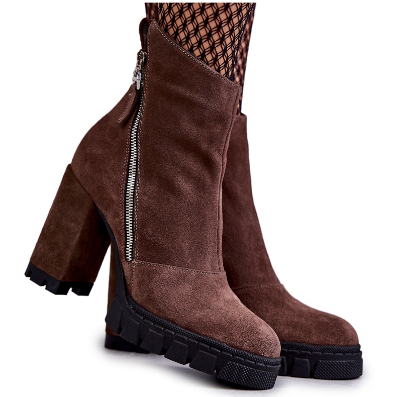 Cizme din piele intoarsa la moda pe toc inalt Laura Messi 2509 maro Cizme din piele intoarsa la moda pe toc inalt Laura Messi 2509 maro