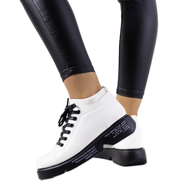 Tenisi albi cu toc înalt de la Ambly