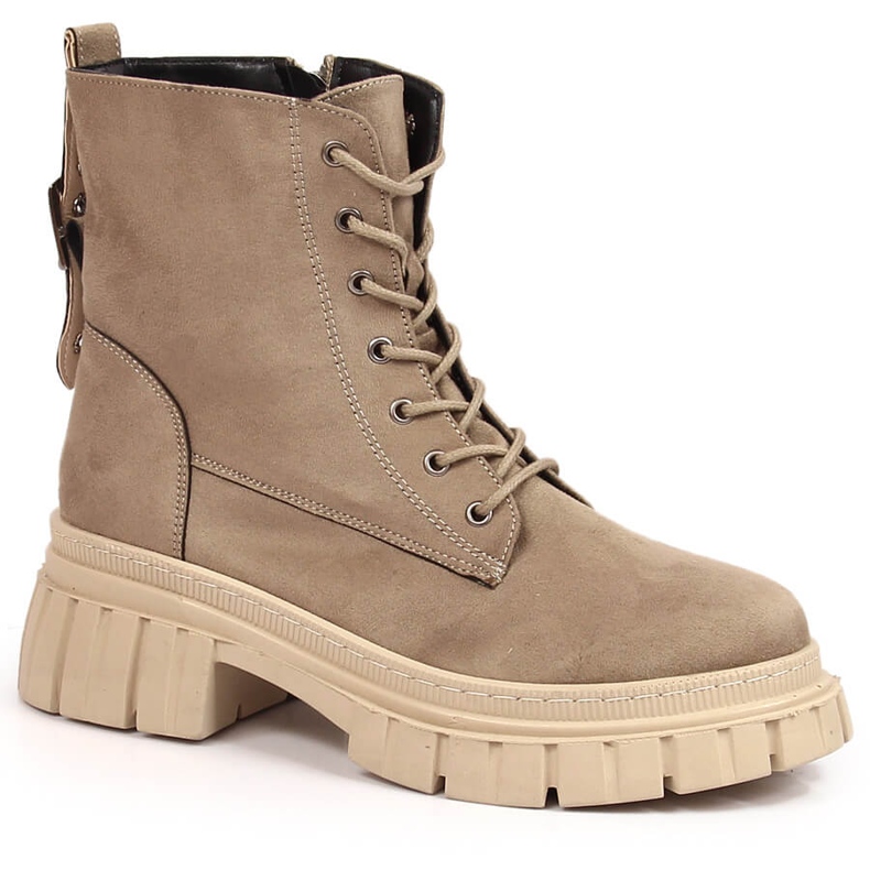 Lucrători de piele de căprioară pe o platformă bej căptușită de T.Sokolski