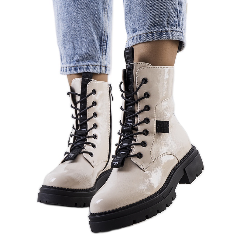 PA1 Cizme lăcuite bej de la Casies